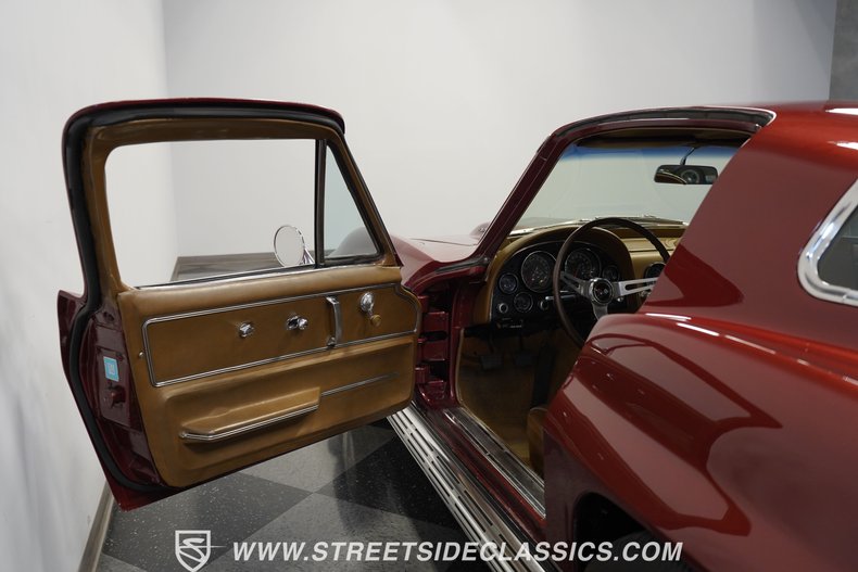 Unknown-Corvette-1967-Marlboro-Maroon-Saddle-40