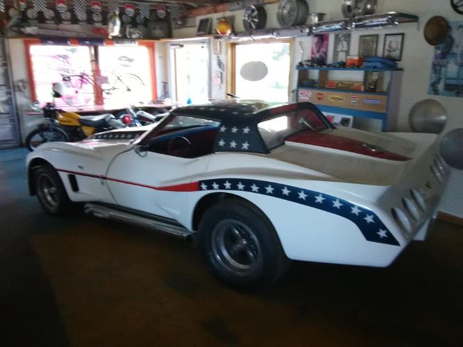 Unknown-Corvette-1970-Custom-Red-5
