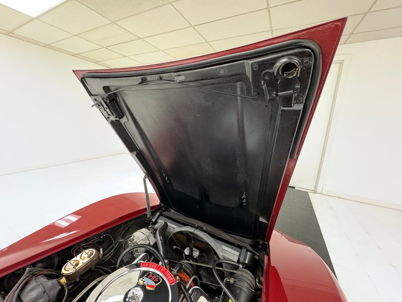 Unknown-Corvette-1970-Marlboro-Maroon-Saddle-33