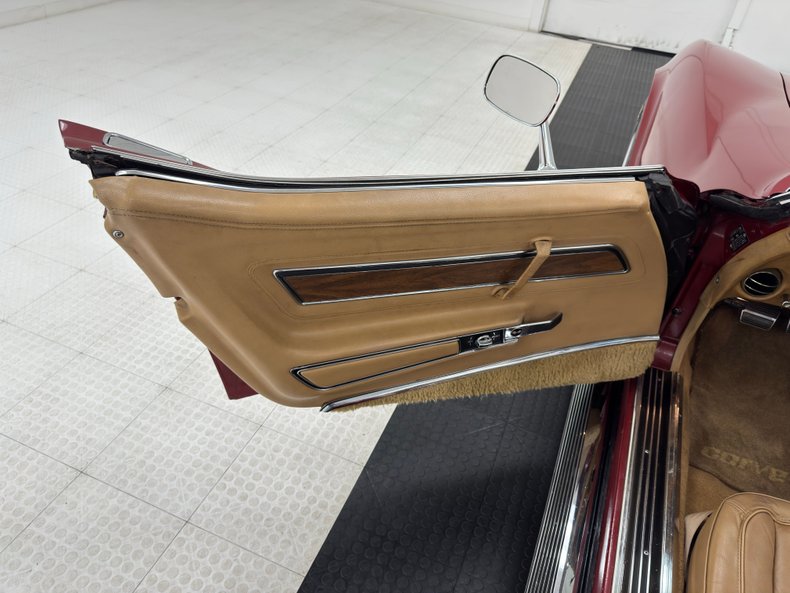 Unknown-Corvette-1970-Marlboro-Maroon-Saddle-38