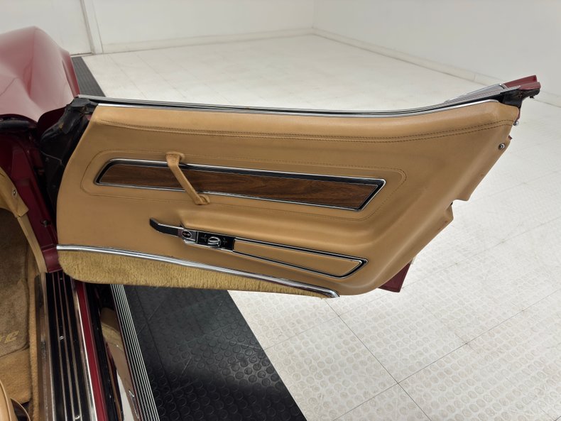 Unknown-Corvette-1970-Marlboro-Maroon-Saddle-39