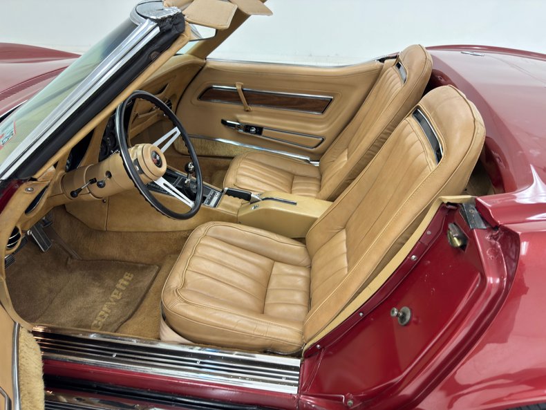 Unknown-Corvette-1970-Marlboro-Maroon-Saddle-41