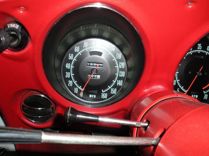 Unknown-Corvette-1970-White-Red-3