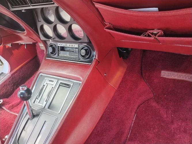 Unknown-Corvette-1973-Platinum-Gray-Dark-Red-2