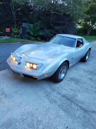 Unknown-Corvette-1973-Platinum-Gray-Dark-Red