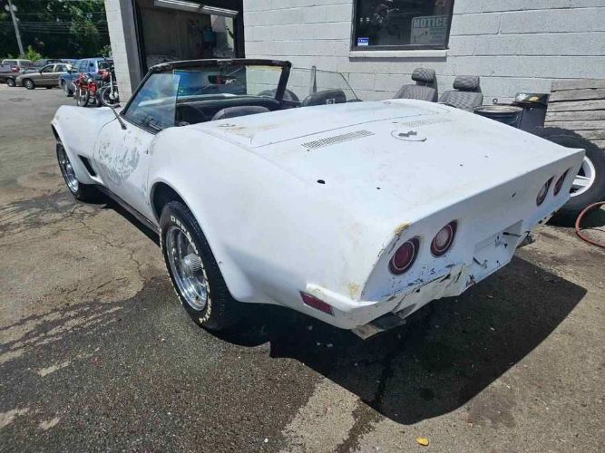 Unknown-Corvette-1973-White-Black-7