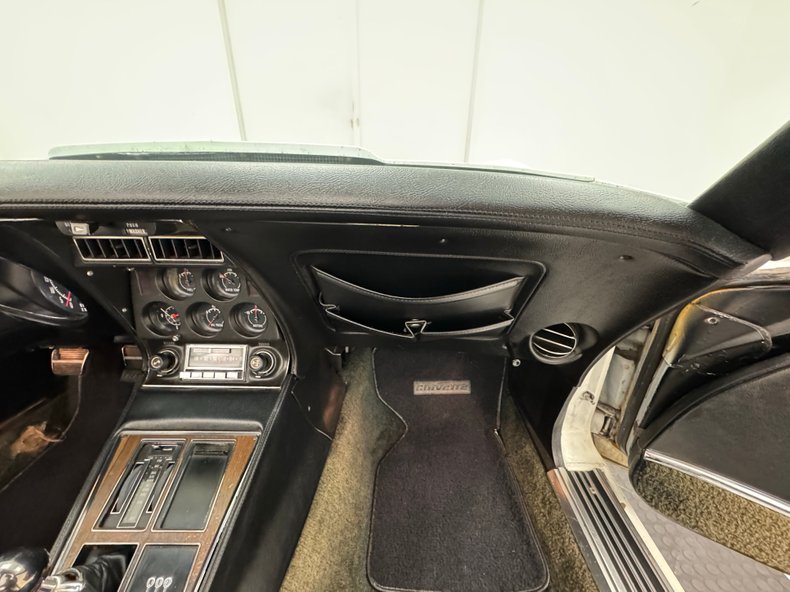 Unknown-Corvette-1974-Classic-White-Black-11