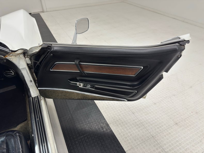 Unknown-Corvette-1974-Classic-White-Black-36