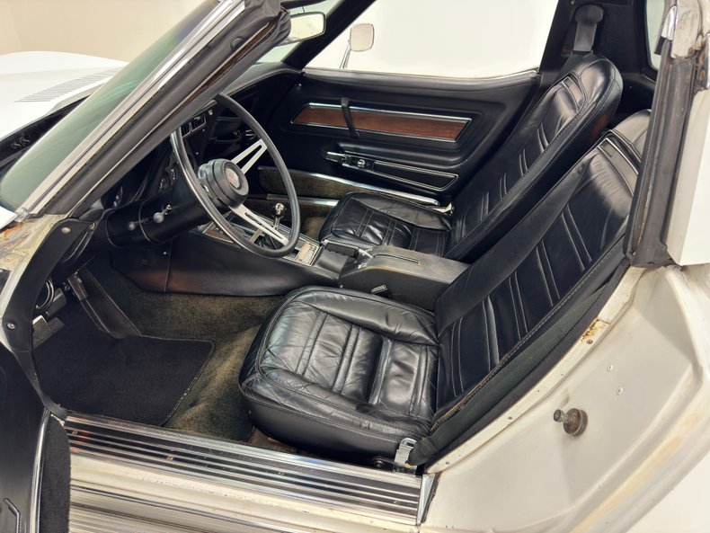 Unknown-Corvette-1974-Classic-White-Black-37