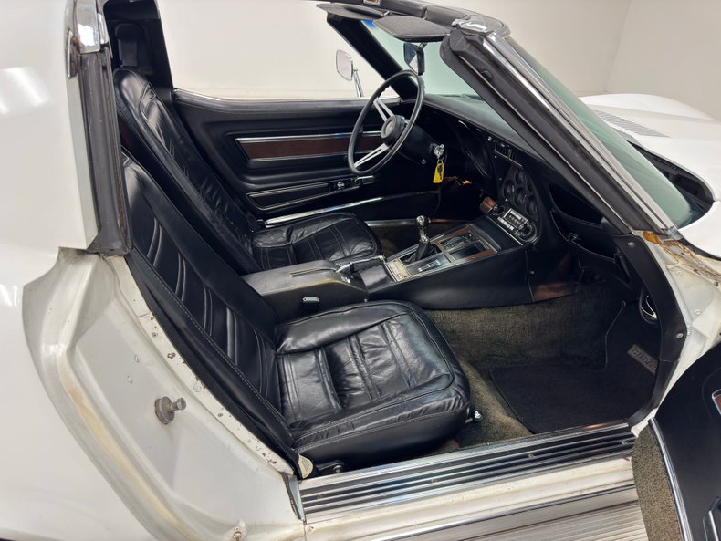 Unknown-Corvette-1974-Classic-White-Black-40