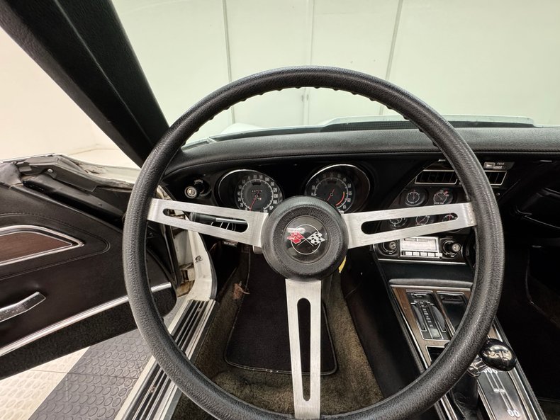 Unknown-Corvette-1974-Classic-White-Black-42