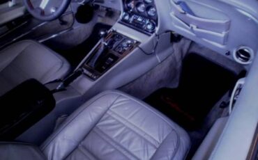 Unknown-Corvette-1974-Medium-Red-Metallic-Silver-Leather-3