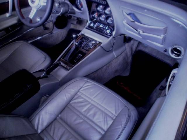 Unknown-Corvette-1974-Medium-Red-Metallic-Silver-Leather-3