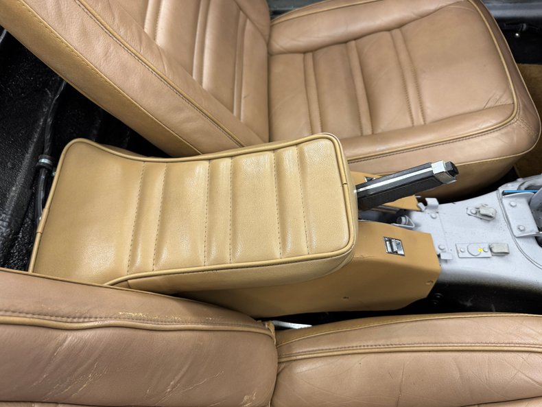 Unknown-Corvette-1974-Primer-Gray-Medium-Saddle-45