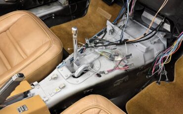Unknown-Corvette-1974-Primer-Gray-Medium-Saddle-49