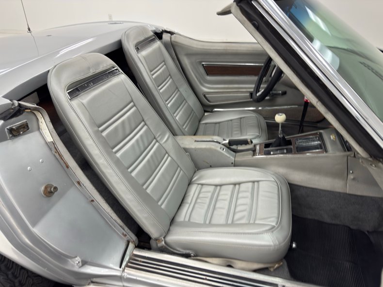Unknown-Corvette-1974-Silver-Mist-Metallic-Silver-31