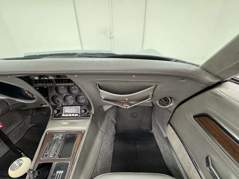 Unknown-Corvette-1974-Silver-Mist-Metallic-Silver-36