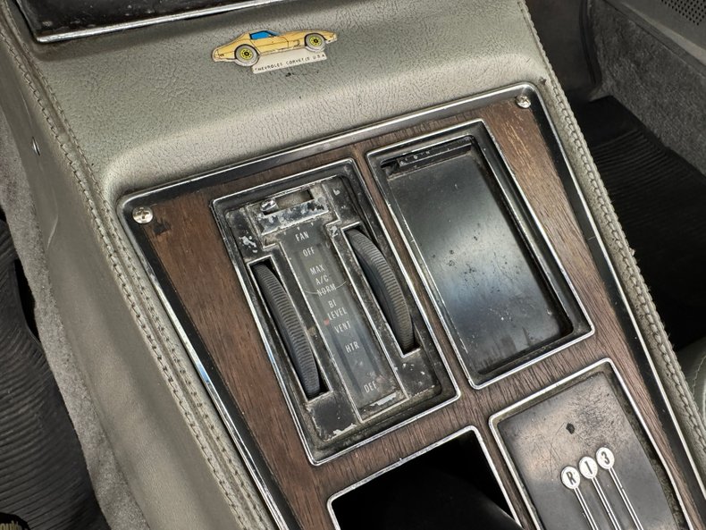 Unknown-Corvette-1974-Silver-Mist-Metallic-Silver-37