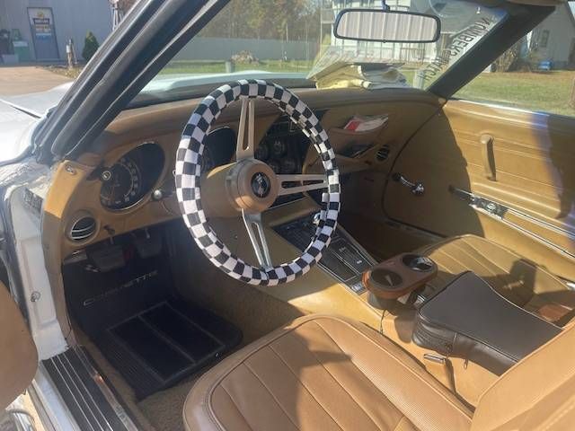 Unknown-Corvette-1974-White-Saddle-Vinyl-7