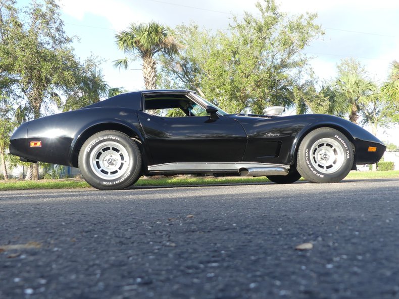 Unknown-Corvette-1975-Black-Black-and-Red-1