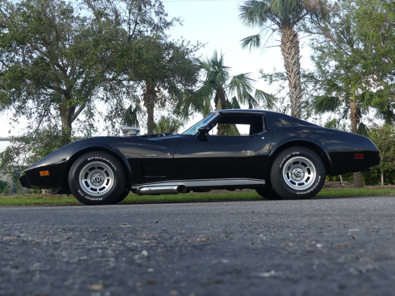 Unknown-Corvette-1975-Black-Black-and-Red-11