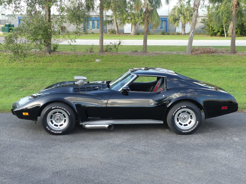 Unknown-Corvette-1975-Black-Black-and-Red-12