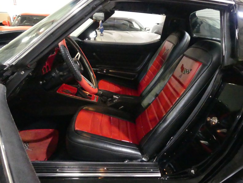 Unknown-Corvette-1975-Black-Black-and-Red-2