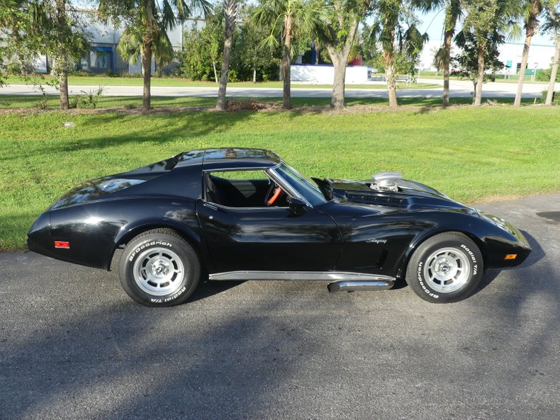 Unknown-Corvette-1975-Black-Black-and-Red-20