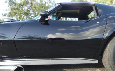 Unknown-Corvette-1975-Black-Black-and-Red-26