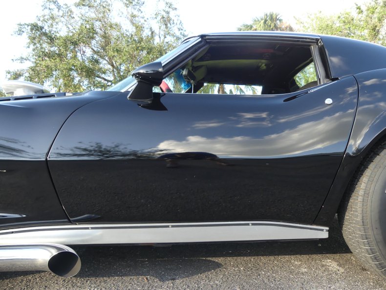 Unknown-Corvette-1975-Black-Black-and-Red-26