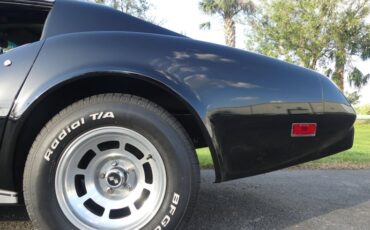 Unknown-Corvette-1975-Black-Black-and-Red-27