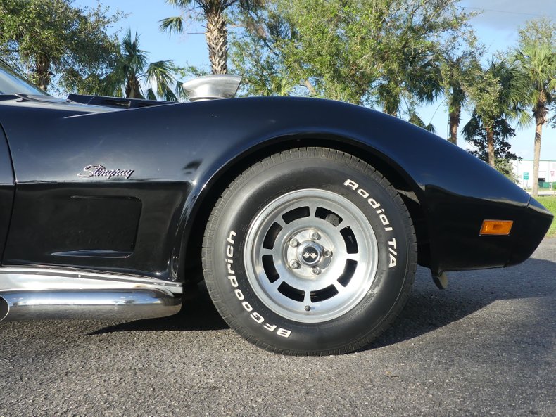 Unknown-Corvette-1975-Black-Black-and-Red-28