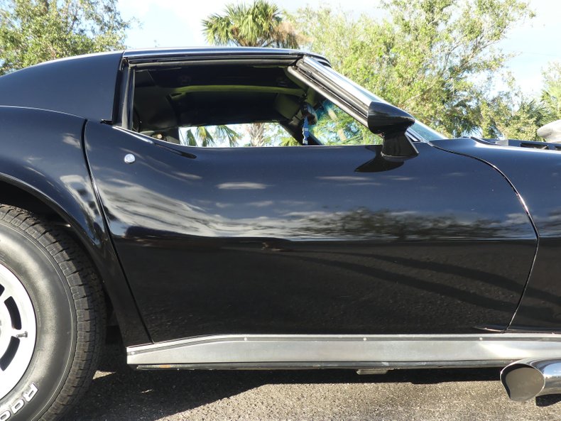 Unknown-Corvette-1975-Black-Black-and-Red-29