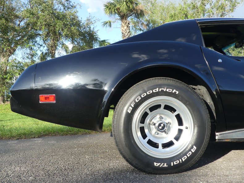Unknown-Corvette-1975-Black-Black-and-Red-30