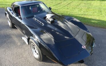 Unknown-Corvette-1975-Black-Black-and-Red-32