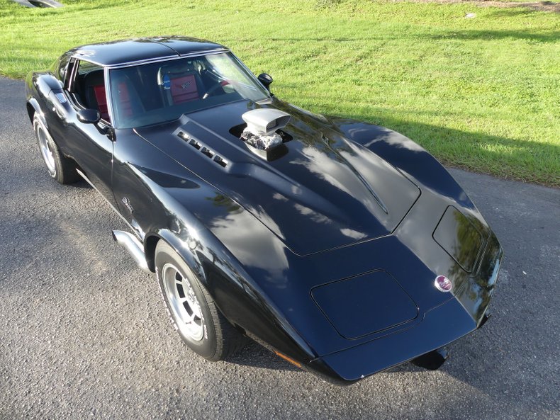 Unknown-Corvette-1975-Black-Black-and-Red-32