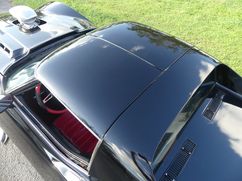 Unknown-Corvette-1975-Black-Black-and-Red-33