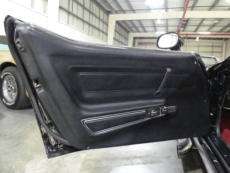 Unknown-Corvette-1975-Black-Black-and-Red-40
