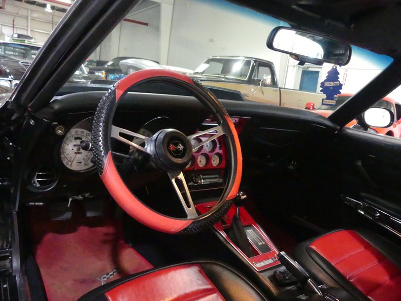 Unknown-Corvette-1975-Black-Black-and-Red-41