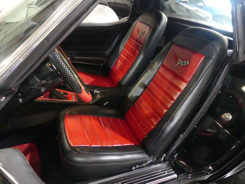 Unknown-Corvette-1975-Black-Black-and-Red-42