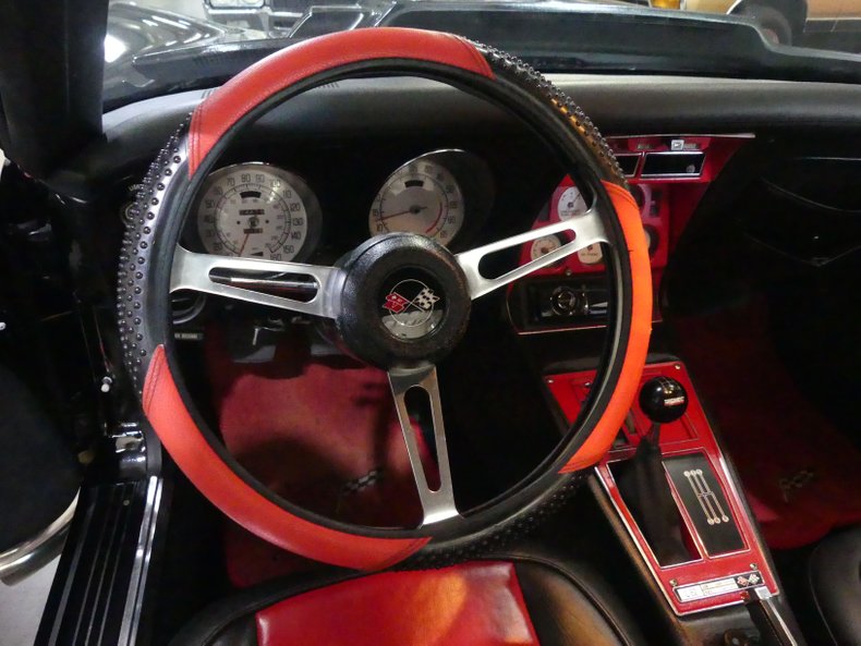 Unknown-Corvette-1975-Black-Black-and-Red-47