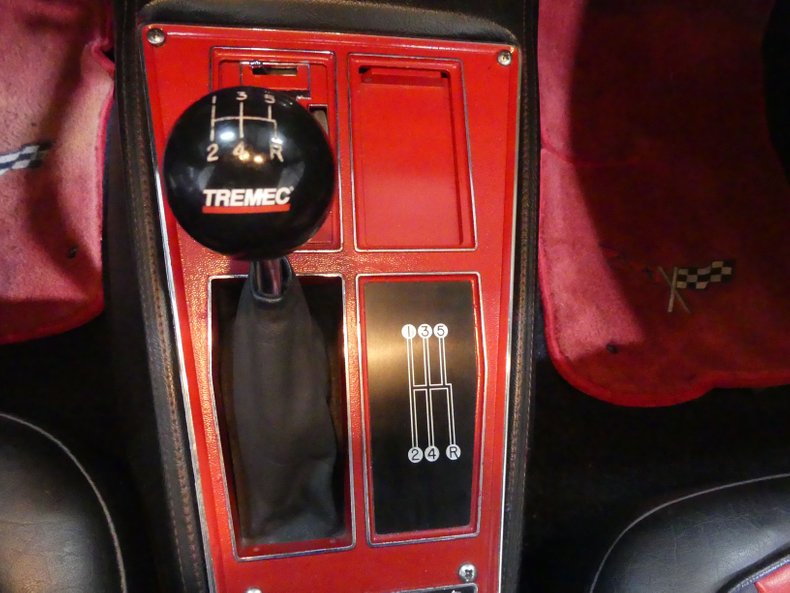 Unknown-Corvette-1975-Black-Black-and-Red-48