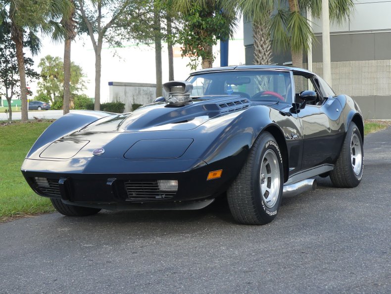 Unknown-Corvette-1975-Black-Black-and-Red-6