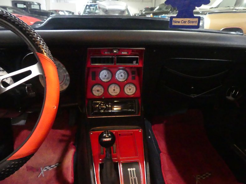 Unknown-Corvette-1975-Black-Black-and-Red-8