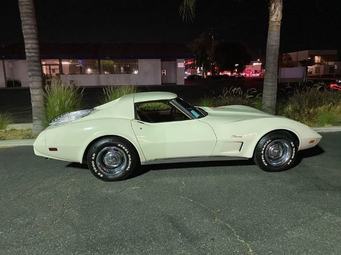 Unknown-Corvette-1975-Off-White-Tan-10