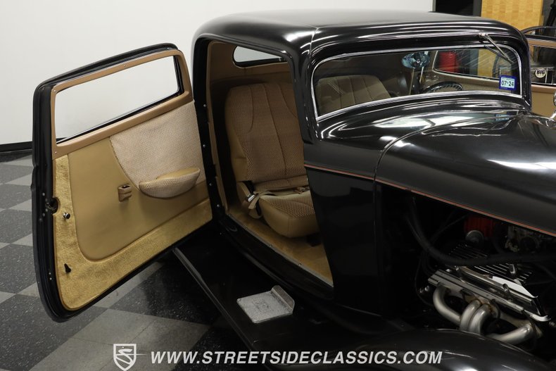 Unknown-Coupe-1932-Black-Tan-42
