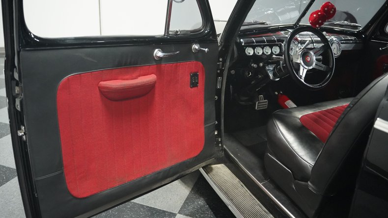 Unknown-Coupe-1946-Black-Red-and-Black-33