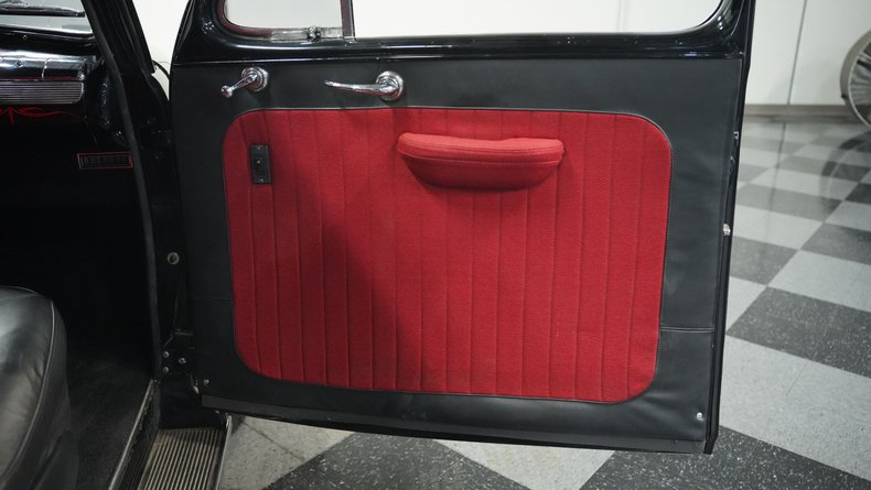 Unknown-Coupe-1946-Black-Red-and-Black-8