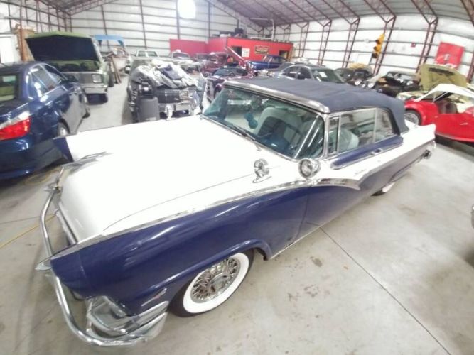 Unknown-Crown-victoria-1956-White-Blue-17