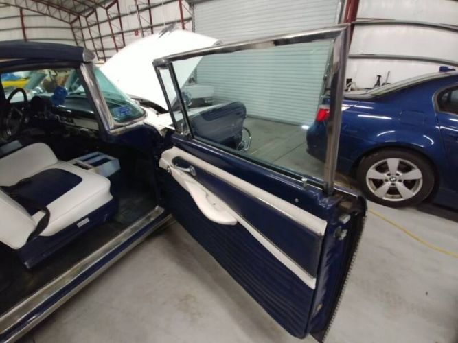 Unknown-Crown-victoria-1956-White-Blue-5